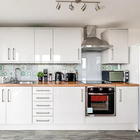 Stunning 2 Bed With Free Parking Close To Cc *