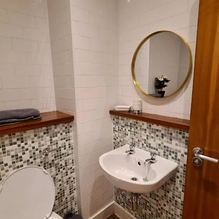 Spacious, Bright And Airy Centre Flat. Unique Converted Mill. 公寓 *