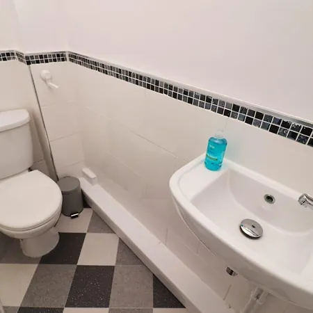 Holiday home A Stylish 3 Bedroom House In - Parking