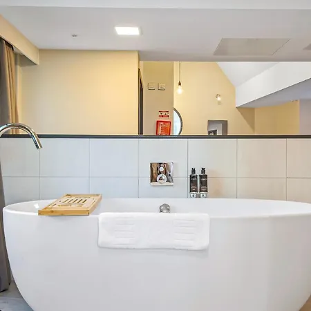 Roomzzz Victoria Апарт-отель 4*