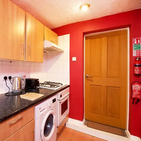 Crystal House 10min To Centre Ideal For Work And Leisure 아파트 *