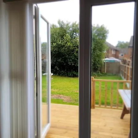 Cheerful 3 Bedroom House With Spacious Garden *