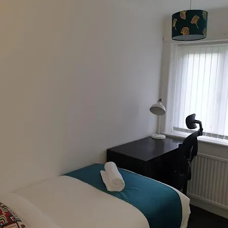 Cheerful 3 Bedroom House With Spacious Garden Feriehus Manchester