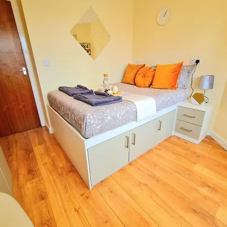 Lejlighed Full Flat-g Floor-private Kitchen/bathroom-parking *