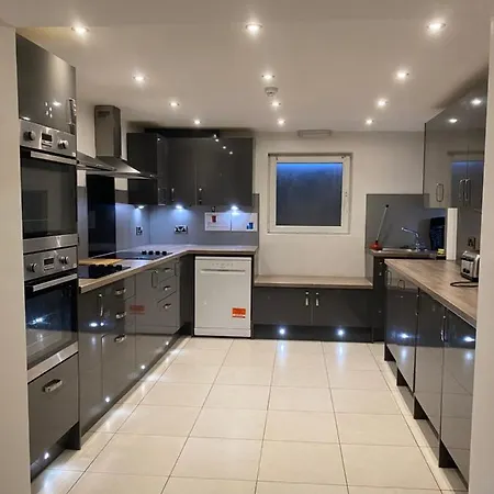 Extra Large 6 Bed 7 Bath Townhouse In Manchester
