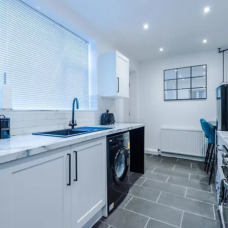 3 Bedroom House Hosted By Mcr Dens *