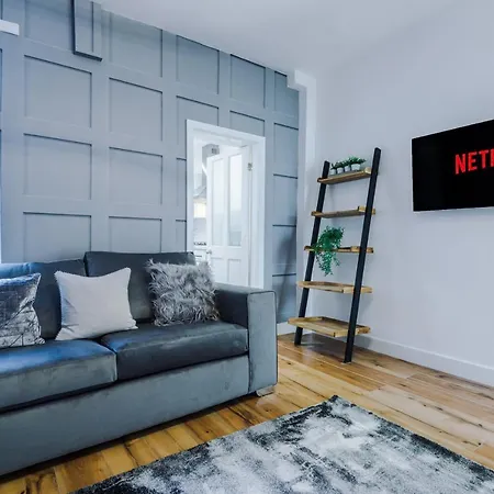 3 Bedroom House Hosted By Mcr Dens 맨체스터