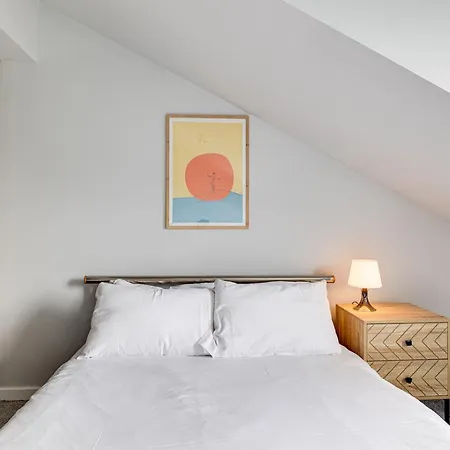 Large 2 Bed 2 Bath Lägenhet *