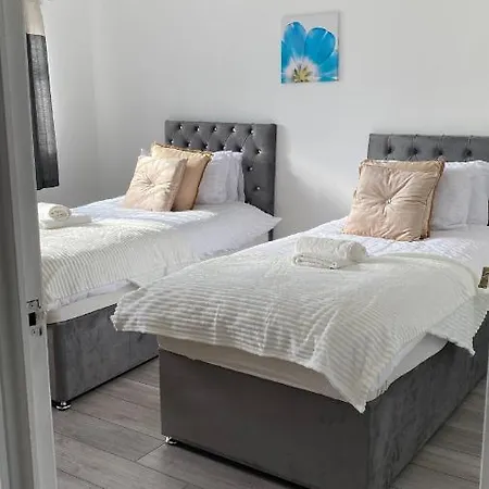 펜션 Bv Luxury Spacious 3 Bedroom House At Isaac Close *
