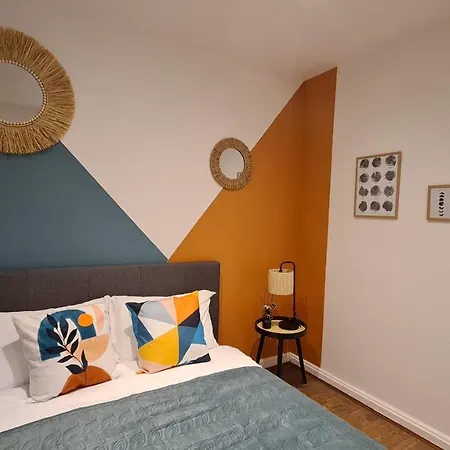 Bee - Byron House مانشستر