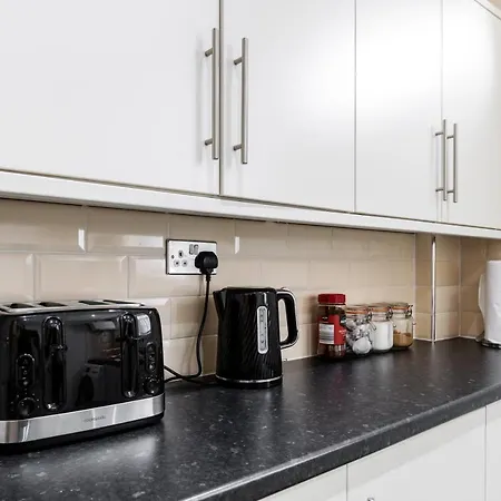 Jetson House - Luxury 4-bed With King Size Bedroom Near Etihad