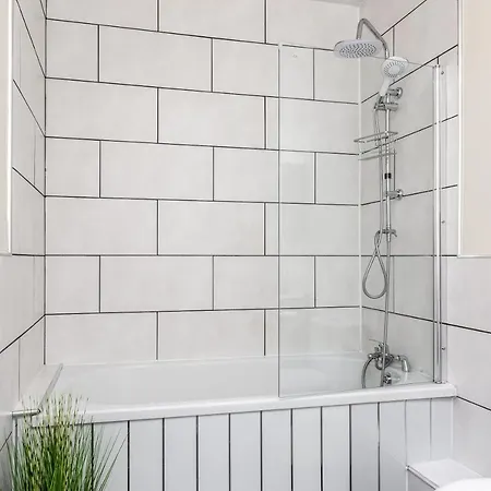 Jetson House - Luxury 4-bed With King Size Bedroom Near Etihad *