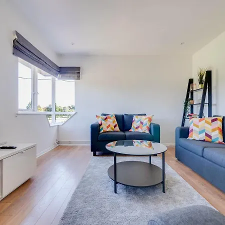 Pass The Keys Lovely 3 Bedroom Golf Club And Parking 曼彻斯特