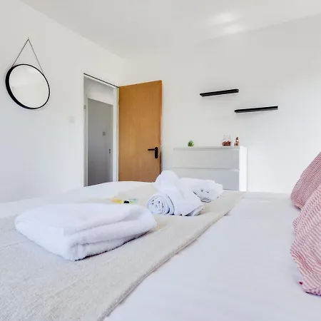 Pass The Keys Lovely 3 Bedroom Golf Club And Parking 曼彻斯特