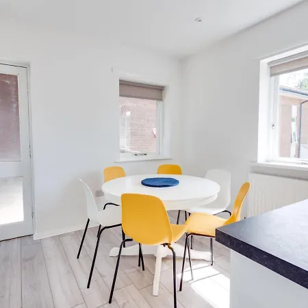 Semesterbostad Pass The Keys Lovely 3 Bedroom Golf Club And Parking Manchester
