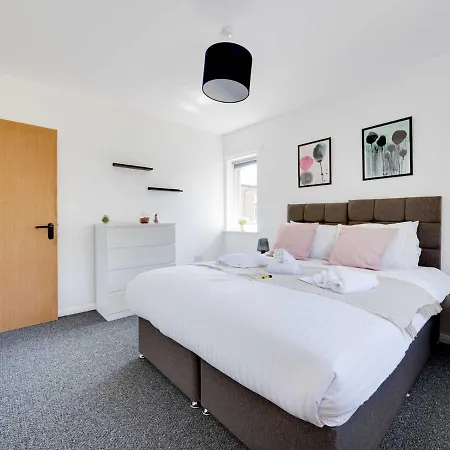 Semesterbostad Pass The Keys Lovely 3 Bedroom Golf Club And Parking