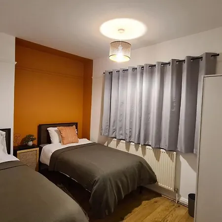 Bee - Byron House مانشستر