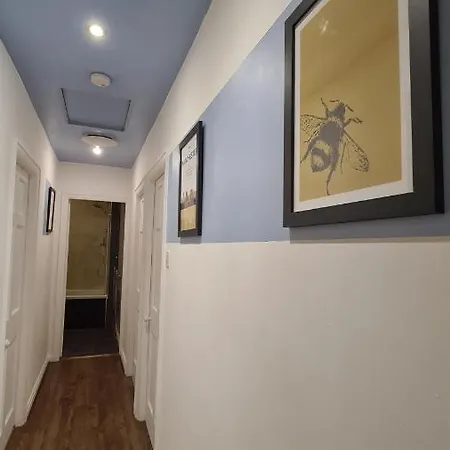 Bee - Byron House * مانشستر