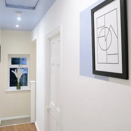 Bee - Byron House * مانشستر