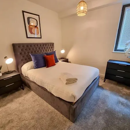 4 Bed Townhouse Free Parking Piccadilly