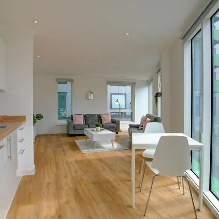 Lovely 2-bed In With Parking Apartamento