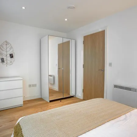 Apartamento Lovely 2-bed In With Parking Mánchester