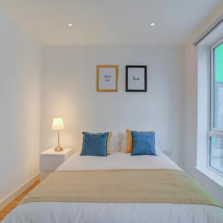 Lovely 2-bed In With Parking Apartamento *