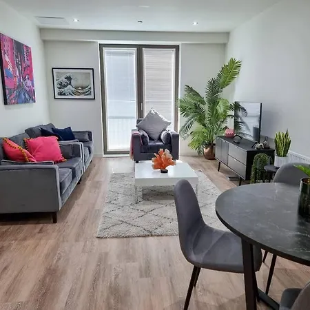 4 Bed Townhouse Free Parking Piccadilly Manchester