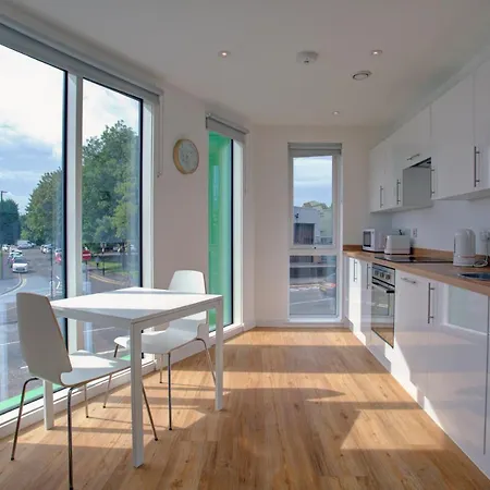 Lovely 2-bed In With Parking Apartamento *