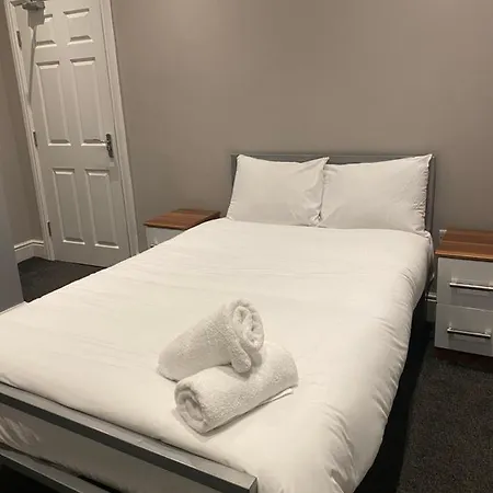 Extra Large 6 Bed 7 Bath Townhouse In * Manchester