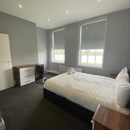 Extra Large 6 Bed 7 Bath Townhouse In Manchester