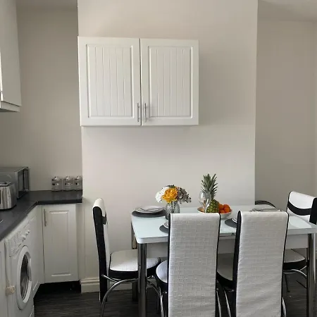 Cosy Cheerful 2 Bedrooms Near Piccadilly, Etihad Stadium Sleeps Up To 5 * Manchester