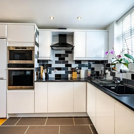 Stunning 1bd Flat Close To Centre