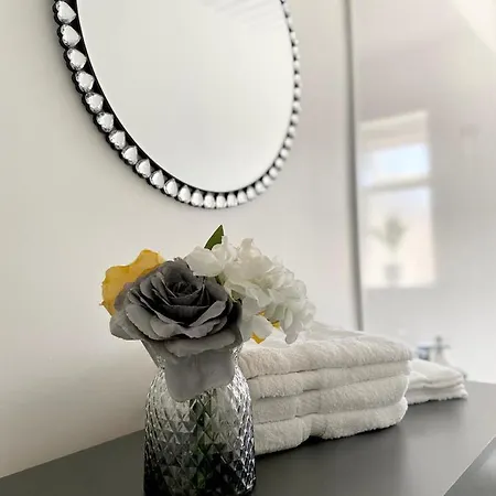 Cosy Cheerful 2 Bedrooms Near Piccadilly, Etihad Stadium Sleeps Up To 5 Manchester