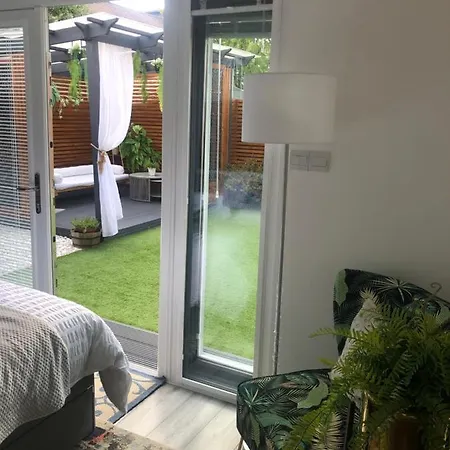 Guest house Meezee Pearl Double Bed With Free Parking