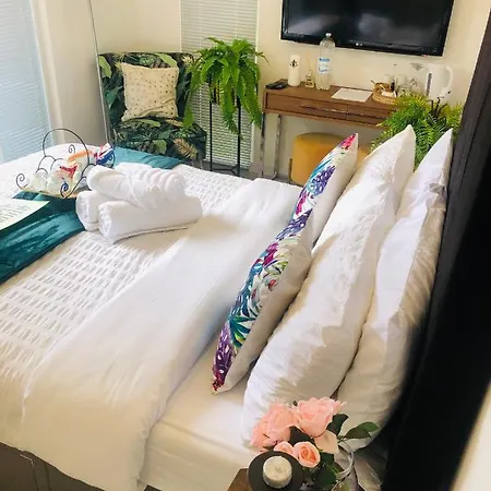 Guest house Meezee Pearl Double Bed With Free Parking *