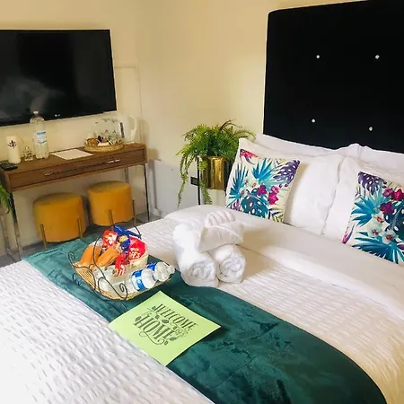 Meezee Pearl Double Bed With Free Parking Guest house