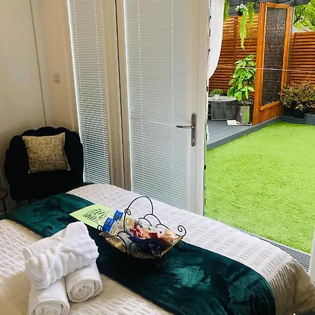 Meezee Pearl Double Bed With Free Parking Guest house