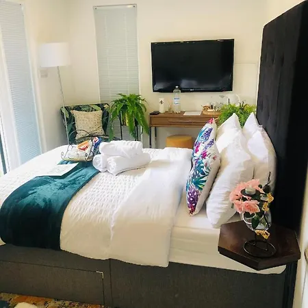 Meezee Pearl Double Bed With Free Parking Guest house