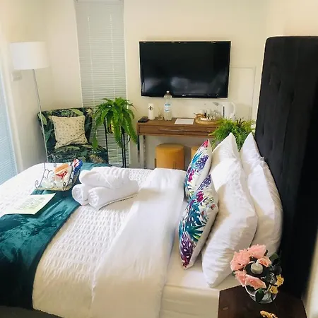 Meezee Pearl Double Bed With Free Parking * Manchester
