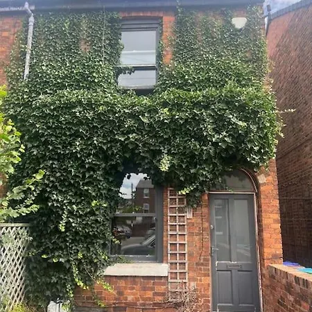 Holiday home 3-bedroom With Free Parking In Chorlton Manchester
