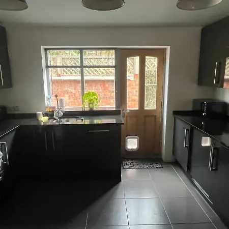Holiday home 3-bedroom With Free Parking In Chorlton *