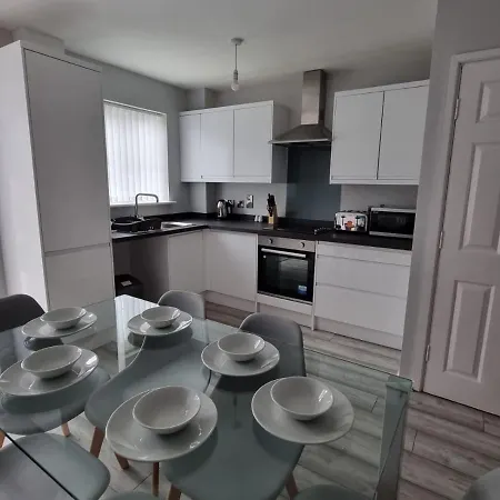 Beautiful 4 Bed Home, Sleeps 6, Driveway Parking, With Sky & Bt Sports *