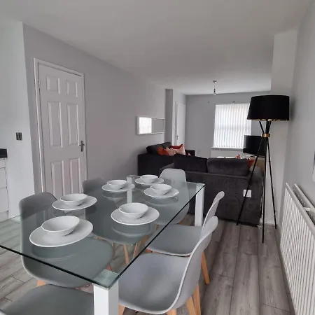 Beautiful 4 Bed Home, Sleeps 6, Driveway Parking Holiday home Manchester