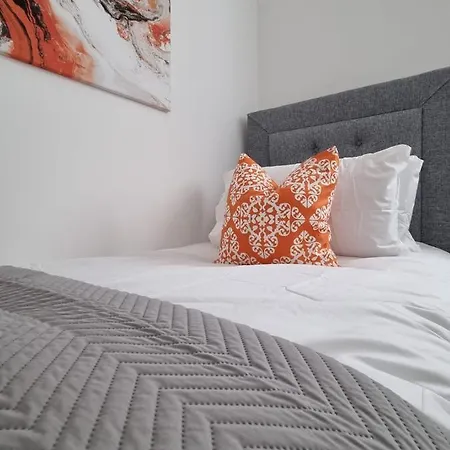 Holiday home Beautiful 4 Bed Home, Sleeps 6, Driveway Parking, With Sky & Bt Sports *