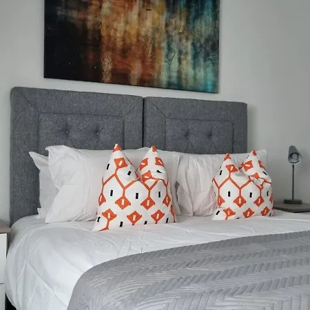 Beautiful 4 Bed Home, Sleeps 6, Driveway Parking