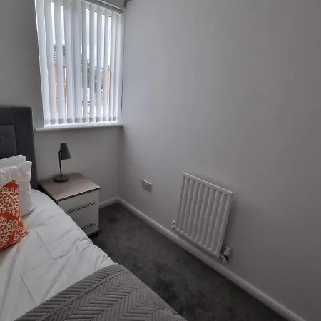 Beautiful 4 Bed Home, Sleeps 6, Driveway Parking Manchester