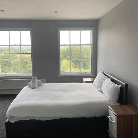 Extra Large 6 Bed 7 Bath Townhouse In * Manchester