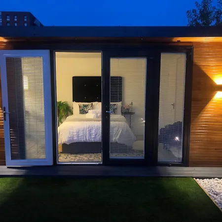 Meezee Pearl Double Bed With Free Parking