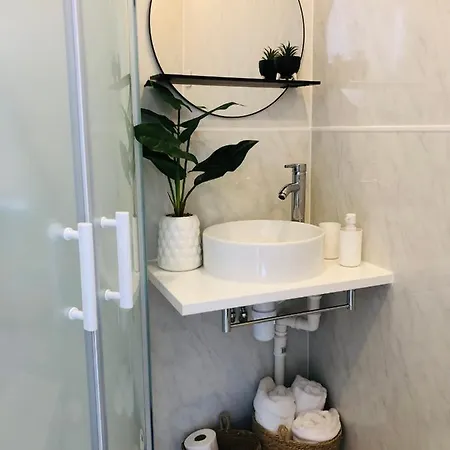 Guest house Meezee Pearl Double Bed With Free Parking